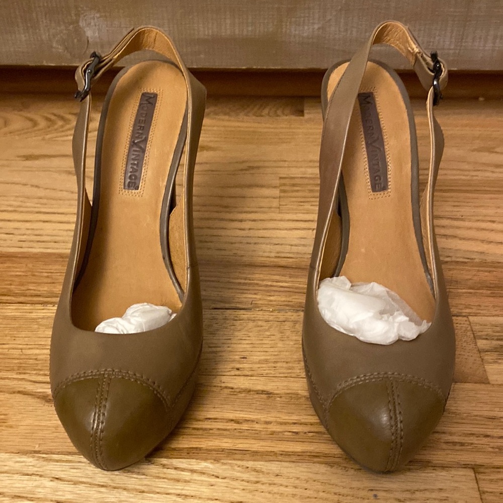 Modern vintage, taupe, slingback pumps
